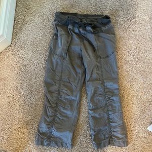 Capri lightweight khaki olive green pants drawstring waist good condition size M